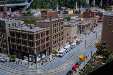 Toronto, ON, Kanada - 4 Haziran 2023: Kanada 'nın Little Petite Canada' daki ünlü yerlerinin minyatür bir simgesi üzerinde Toronto Downtown manzarası