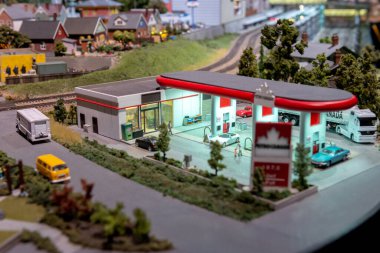 Toronto, ON, Kanada - 4 Haziran 2023: Little Petite Canada 'daki Kanada' nın ünlü yerlerinin minyatür bir simgesi üzerinde Mississauga 'daki binaların görüntüsü