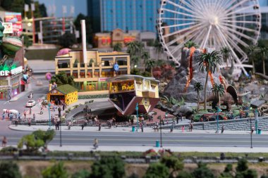 Toronto, ON, Kanada - 4 Haziran 2023: Kanada 'nın Little Petite Canada' daki ünlü yerlerinin minyatür bir simgesi üzerinde Niagara Şelalesi minyatür sergisi