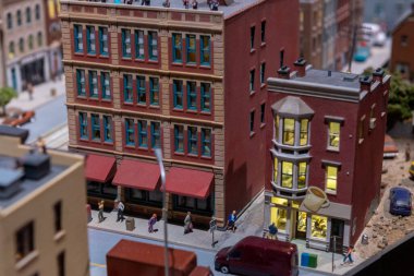 Toronto, ON, Kanada - 4 Haziran 2023: Kanada 'nın Little Petite Canada' daki ünlü yerlerinin minyatür bir simgesi üzerinde Toronto Downtown manzarası