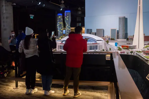 Торонто Канада Червня 2023 Відвідувачі Дивляться Виставку Мініатюрною Привабливістю Знаменитих — стокове фото