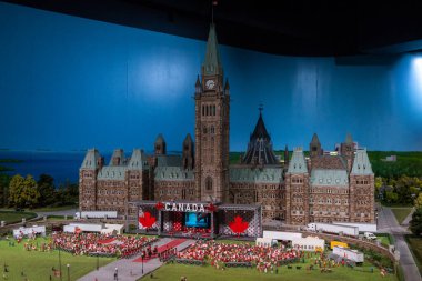 Toronto, ON, Kanada - 4 Haziran 2023: Kanada 'nın Little Petite Canada' daki ünlü yerlerinin minyatür bir simgesi olan Ottawa 'daki Parlamento Evleri' nin görüntüsü