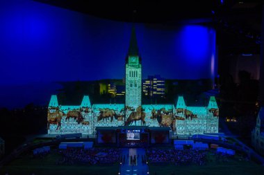 Toronto, ON, Kanada - 4 Haziran 2023: Kanada 'nın Little Petite Canada' daki ünlü yerlerinin minyatür bir simgesi olan Ottawa 'daki Parlamento Evleri' nin görüntüsü