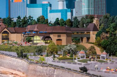 Toronto, ON, Kanada - 4 Haziran 2023: Kanada 'nın Little Petite Canada' daki ünlü yerlerinin minyatür bir simgesi üzerinde Niagara Şelalesi minyatür sergisi