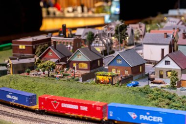 Toronto, ON, Kanada - 4 Haziran 2023: Little Petite Canada 'daki Kanada' nın ünlü yerlerinin minyatür bir simgesi üzerinde Mississauga 'daki binaların görüntüsü