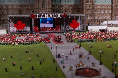 Toronto, ON, Kanada - 4 Haziran 2023: Kanada 'nın Little Petite Canada' daki ünlü yerlerinin minyatür bir simgesi olan Ottawa 'daki Parlamento Evleri' nin görüntüsü