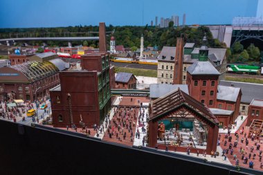 Toronto, ON, Kanada - 4 Haziran 2023: Kanada 'nın Little Petite Canada' daki ünlü yerlerinin minyatür bir simgesi üzerinde Toronto Downtown manzarası