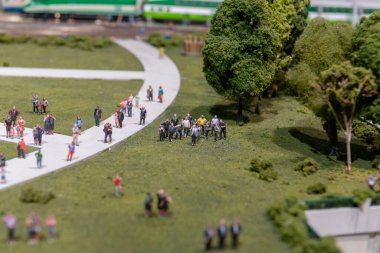 Toronto, ON, Kanada - 4 Haziran 2023: Kanada 'nın Little Petite Canada' daki ünlü yerlerinin minyatür bir simgesi üzerinde Toronto Downtown manzarası