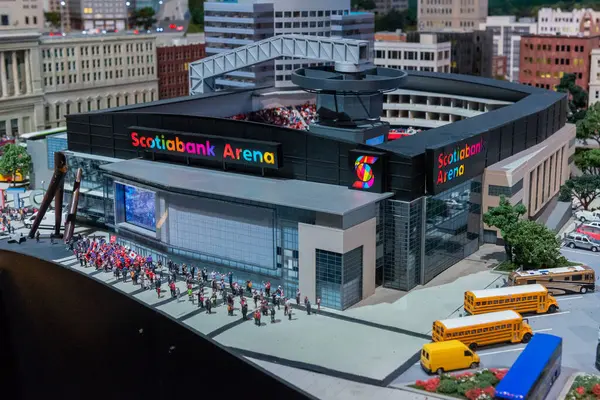 Toronto, ON, Kanada - 4 Haziran 2023: Kanada 'nın Little Petite Canada' daki ünlü yerlerinin minyatür bir simgesi üzerinde Scotiabank Arena manzarası