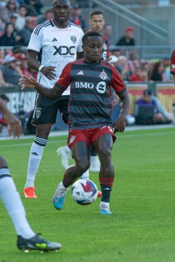 Toronto, ON, Kanada -27 Mayıs 2023: Toronto FC 'nin 22 numaralı savunucusu Toronto FC (Kanada) ile Kanada' nın başkenti Toronto 'da bulunan BMO Field' da oynanan MLS Normal Sezonu maçı sırasında topla koşuyor.