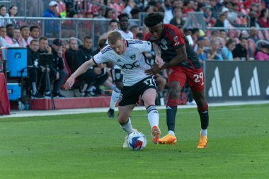 Toronto, ON, Kanada -27 Mayıs 2023: Lewis O 'Brien # 17 D.C. United, Toronto FC (Kanada) ile D.C.United (ABD) arasında oynanan MLS Normal Sezonu maçında top için mücadele etmektedir.