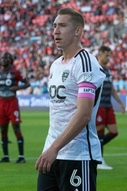 Toronto, ON, Kanada -27 Mayıs 2023: Washington United 'ın 6 numaralı Russell Canouse' u Toronto FC (Kanada) ve D.C.United (ABD) arasında oynanan MLS Normal Sezonu maçına bakıyor.