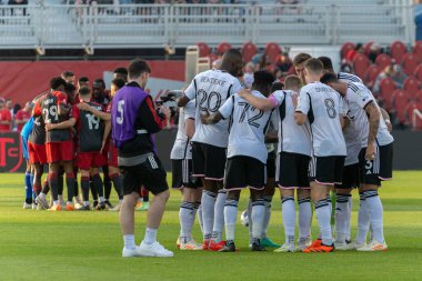 Toronto, ON, Kanada -27 Mayıs 2023: Toronto FC (Kanada) ve D.C.United (ABD) arasındaki MLS Normal Sezonu maçından önce Kanada 'nın başkenti Toronto' daki BMO Field 'da birlikte oynadılar.