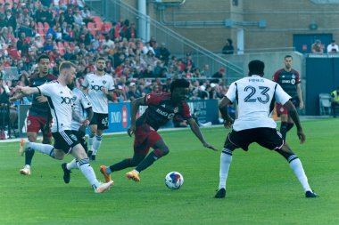 Toronto, ON, Kanada -27 Mayıs 2023: Toronto FC 'nin 29 numaralı Deandre Kerr # 29 numaralı forveti Toronto FC (Kanada) ile Kanada' nın başkenti Toronto 'daki BMO Field' da oynanan MLS Normal Sezonu maçı sırasında top ile hareket etmektedir.