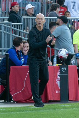 Toronto, ON, Kanada -27 Mayıs 2023: Toronto FC Bob Bradley 'in Toronto FC (Kanada) ve D.C.United (ABD) arasında oynanan MLS Normal Sezonu maçındaki baş antrenörü