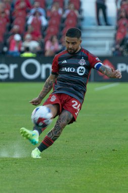 Toronto, ON, Kanada -27 Mayıs 2023: Toronto FC 'nin 24 numaralı Lorenzo Insigne # Toronto FC' nin 24 numaralı forveti Toronto FC (Kanada) ve D.C.United (ABD) arasında oynanan MLS Normal Sezonu maçında top ile Toronto, Kanada 'daki BMO Field' da