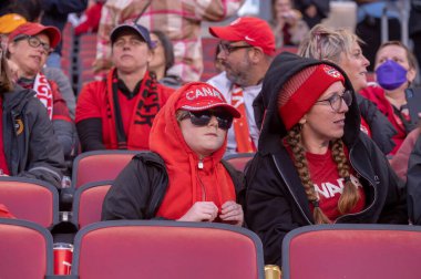 Toronto, ON, Kanada - 26 Eylül 2023: Kanada bayanlar ve Jamaika milli takımı arasındaki 2023 Concacaf W Olimpik Play-in maçı boyunca Kanadalı taraftar ve taraftarlar (Skor 2: 1)