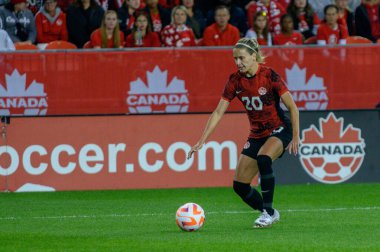 Toronto, ON, Kanada - 26 Eylül 2023: Clo Lacasse # 20 Kanada Millî Futbol Takımı, Kanada ve Jamaika bayanlar milli takımı arasında oynanan 2023 Concacaf W Olimpiyat Play-In maçında top ile hareket etmektedir (Skor 2: 1).