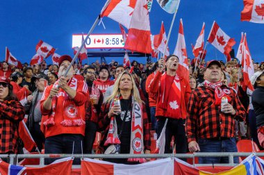 Toronto, ON, Kanada - 26 Eylül 2023: Kanada bayanlar ve Jamaika milli takımı arasındaki 2023 Concacaf W Olimpik Play-in maçı boyunca Kanadalı taraftar ve taraftarlar (Skor 2: 1)