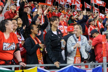 Toronto, ON, Kanada - 26 Eylül 2023: Kanada bayanlar ve Jamaika milli takımı arasındaki 2023 Concacaf W Olimpik Play-in maçı boyunca Kanadalı taraftar ve taraftarlar (Skor 2: 1)