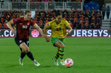 Toronto, ON, Kanada - 26 Eylül 2023: Jamaika Milli Futbol Takımı 22 numaralı Kayla McKenna, Kanada ve Jamaika bayanlar milli takımı arasında oynanan 2023 Concacaf W Olimpiyat Play-In maçı sırasında top ile hareket ediyor (Skor 2: 1))