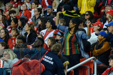Toronto, ON, Kanada - 26 Eylül 2023: Jamaikalı taraftar ve ponpon kızlar 2023 Concacaf W Olimpik Play-in maçı sırasında Kanada ve Jamaika bayanlar milli takımı (Skor 2: 1)