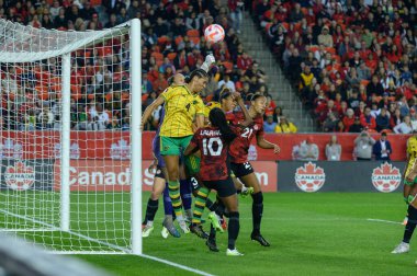 Toronto, ON, Kanada - 26 Eylül 2023: Kailen Sheridan # 1 Kanada Milli Futbol Takımı kalecisi, Kanada ve Jamaika bayanlar milli takımı arasında oynanan 2023 Concacaf W Olimpiyat Play-In maçı sırasında topa vuruyor (Skor 2: 1))