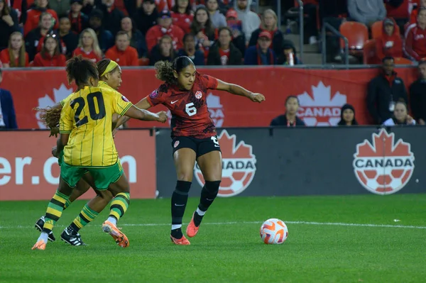 Toronto, ON, Kanada - 26 Eylül 2023: Olivia Smith # 6 Kanada Millî Futbol Takımı, Kanada ve Jamaika bayanlar milli takımı arasındaki 2023 Concacaf W Olimpik Play-In maçında top sürüyor (Skor 2: 1)