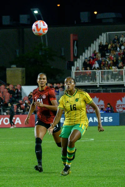 Toronto, ON, Kanada - 26 Eylül 2023: Paige Bailey-Gayle # 16 Jamaika Millî Futbol Takımı 2023 Concacaf W Olimpik Play-In bayanlar milli takımı arasında oynanan karşılaşmada (Skor 2: 1)