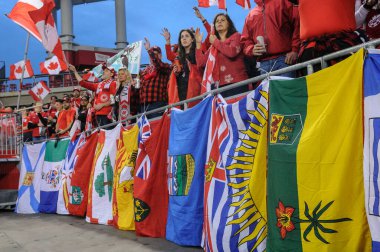 Toronto, ON, Kanada - 26 Eylül 2023: Kanada bayanlar ve Jamaika milli takımı arasındaki 2023 Concacaf W Olimpik Play-In maçı sırasında tribünlerde bulunan Kanada eyalet ve bölgelerinin bayrakları (Skor 2: 1)