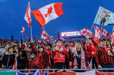 Toronto, ON, Kanada - 26 Eylül 2023: Kanada bayanlar ve Jamaika milli takımı arasındaki 2023 Concacaf W Olimpik Play-in maçı boyunca Kanadalı taraftar ve taraftarlar (Skor 2: 1).