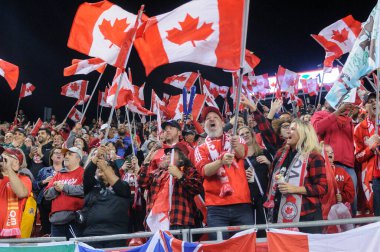 Toronto, ON, Kanada - 26 Eylül 2023: Kanada bayanlar ve Jamaika milli takımı arasındaki 2023 Concacaf W Olimpik Play-in maçı boyunca Kanadalı taraftar ve taraftarlar (Skor 2: 1).