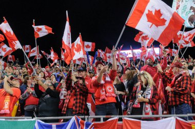 Toronto, ON, Kanada - 26 Eylül 2023: Kanada bayanlar ve Jamaika milli takımı arasındaki 2023 Concacaf W Olimpik Play-in maçı boyunca Kanadalı taraftar ve taraftarlar (Skor 2: 1).