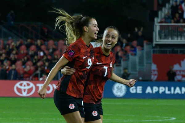 Toronto, ON, Kanada - 26 Eylül 2023: Kanada Ulusal Kadınlar Takımı oyuncuları, Kanada ve Jamaika bayanlar milli takımı arasında oynanan 2023 Concacaf W Olimpik Play-In maçında golü seçtiler (Skor 2: 1)