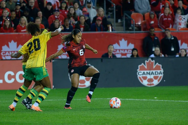 Toronto, ON, Kanada - 26 Eylül 2023: Olivia Smith # 6 Kanada Millî Futbol Takımı, Kanada ve Jamaika bayanlar milli takımı arasındaki 2023 Concacaf W Olimpik Play-In maçında top sürüyor (Skor 2: 1)