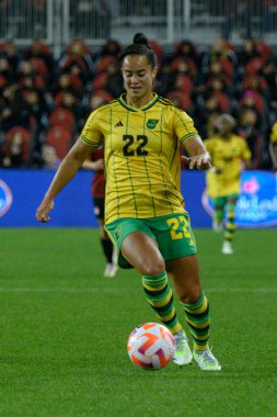 Toronto, ON, Kanada - 26 Eylül 2023: Jamaika Milli Futbol Takımı 22 numaralı Kayla McKenna, Kanada ve Jamaika bayanlar milli takımı arasında oynanan 2023 Concacaf W Olimpiyat Play-In maçı sırasında top ile hareket ediyor (Skor 2: 1))