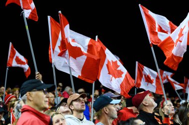 Toronto, ON, Kanada - 26 Eylül 2023: Kanada bayanlar ve Jamaika milli takımı arasındaki 2023 Concacaf W Olimpik Play-in maçı boyunca Kanadalı taraftar ve taraftarlar (Skor 2: 1)