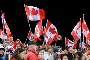 Toronto, ON, Kanada - 26 Eylül 2023: Kanada bayanlar ve Jamaika milli takımı arasındaki 2023 Concacaf W Olimpik Play-in maçı boyunca Kanadalı taraftar ve taraftarlar (Skor 2: 1)