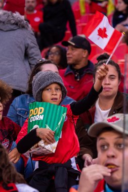 Toronto, ON, Kanada - 26 Eylül 2023: Kanada bayanlar ve Jamaika milli takımı arasındaki 2023 Concacaf W Olimpik Play-in maçı boyunca Kanadalı taraftar ve taraftarlar (Skor 2: 1)