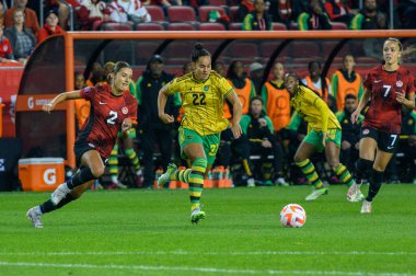 Toronto, ON, Kanada - 26 Eylül 2023: Jamaika Milli Futbol Takımı 22 numaralı Kayla McKenna, Kanada ve Jamaika bayanlar milli takımı arasında oynanan 2023 Concacaf W Olimpiyat Play-In maçı sırasında top ile hareket ediyor (Skor 2: 1))