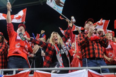 Toronto, ON, Kanada - 26 Eylül 2023: Kanada bayanlar ve Jamaika milli takımı arasındaki 2023 Concacaf W Olimpik Play-in maçı boyunca Kanadalı taraftar ve taraftarlar (Skor 2: 1).