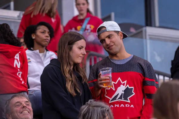 Toronto, ON, Kanada - 26 Eylül 2023: Kanada bayanlar ve Jamaika milli takımı arasındaki 2023 Concacaf W Olimpik Play-in maçı boyunca Kanadalı taraftar ve taraftarlar (Skor 2: 1)