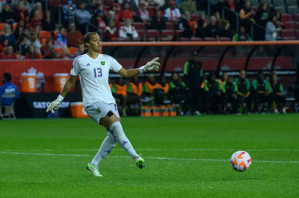 Toronto, ON, Kanada - 26 Eylül 2023: Rebecca Spencer # Jamaika Milli Futbol Takımı 'nın 13 numaralı kalecisi Kanada ve Jamaika bayanlar milli takımı arasındaki 2023 Concacaf W Olimpik Play-in maçı sırasında topa vuruyor (Skor 2: 1)