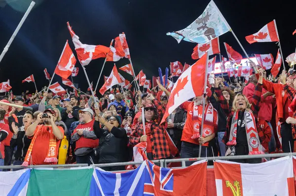 Toronto, ON, Kanada - 26 Eylül 2023: Kanada bayanlar ve Jamaika milli takımı arasındaki 2023 Concacaf W Olimpik Play-in maçı boyunca Kanadalı taraftar ve taraftarlar (Skor 2: 1).