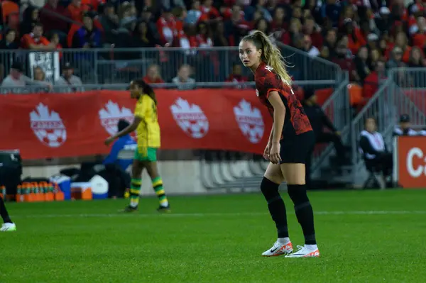 Toronto, ON, Kanada - 26 Eylül 2023: Jordyn Huitema # 9 Kanada Millî Futbol Takımı 2023 Concacaf W Olimpiyat Play-In bayanlar milli takımı arasında oynanan karşılaşmada (Skor 2: 1)