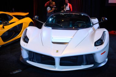 Toronto, ON, Kanada - 16 Şubat 2024: Ferrari Metro Toronto Kongre Merkezi 'nde tanıtıldı