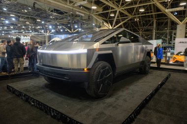 Toronto, ON, Kanada - 16 Şubat 2024: Tesla Cybertrack Metro Toronto Kongre Merkezi 'nde Pfaff Auto Group tarafından sunuldu