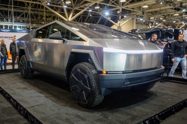 Toronto, ON, Kanada - 16 Şubat 2024: Tesla Cybertrack Metro Toronto Kongre Merkezi 'nde Pfaff Auto Group tarafından sunuldu