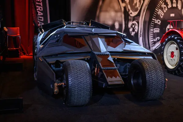 Toronto, ON, Kanada - 16 Şubat 2024: Batmobile Tumbler Dark Knight Replica Metro Toronto Kongre Merkezi 'nde sunuldu