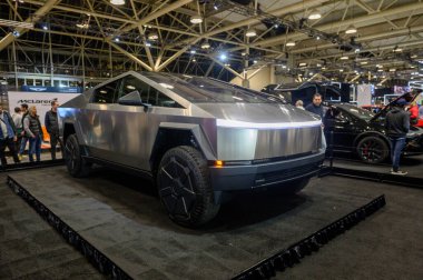 Toronto, ON, Kanada - 16 Şubat 2024: Tesla Cybertrack Metro Toronto Kongre Merkezi 'nde Pfaff Auto Group tarafından sunuldu